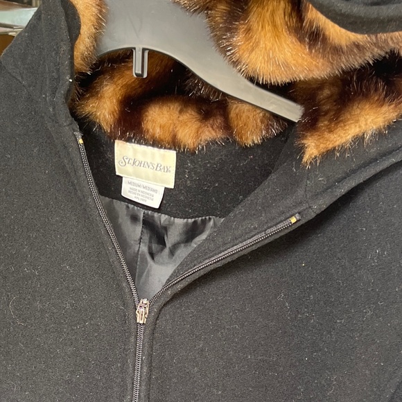 Woman’s short wool hooded coat - Picture 2 of 3